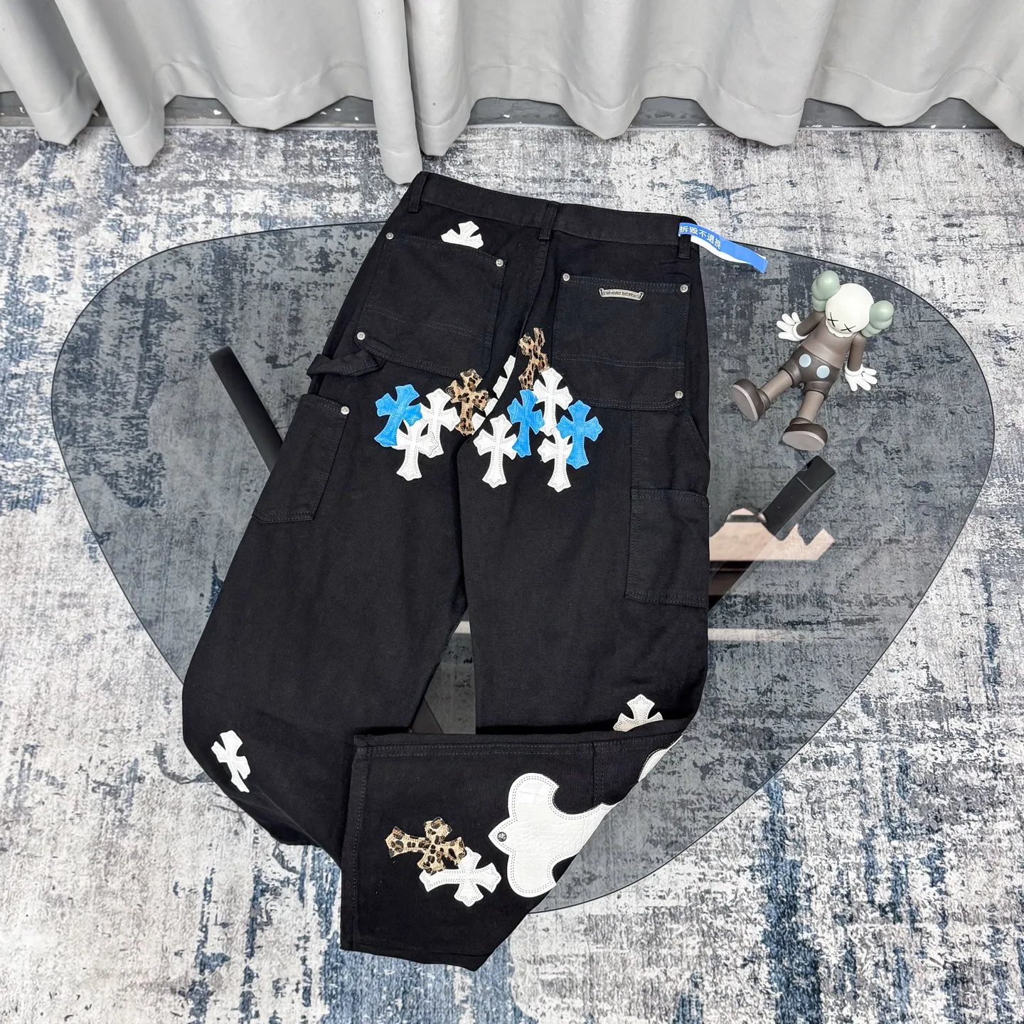 P280 Chrome Hearts/Chrome Hearts 25FW CH Workwear Logging Big Cross Leather Limited Edition Jeans (Black) Chrome Hearts are the most popular pants in color. Made of beaded canvas fabric, heavy washing makes the upper body of the fabric more textured and the pants are tall and straight! The three-dimensional cutting of the whole trousers is a masterpiece! The hardware is customized by zp. The beaded canvas fabric is thick and soft after being washed. It has good breathability. Customized small leather label. Unique design. The details are simple and elegant, and the workmanship is exquisite. The whole trousers are neatly routed and the details are in place! It’s so cool that both men and women can easily control the genderless trend!  Color: black Size: 28/30/32/34/36 Waist: 69/74/79/84/89 Knee: 50/51.5/53/54.5/56 Pants length: 102/104/106/108/110